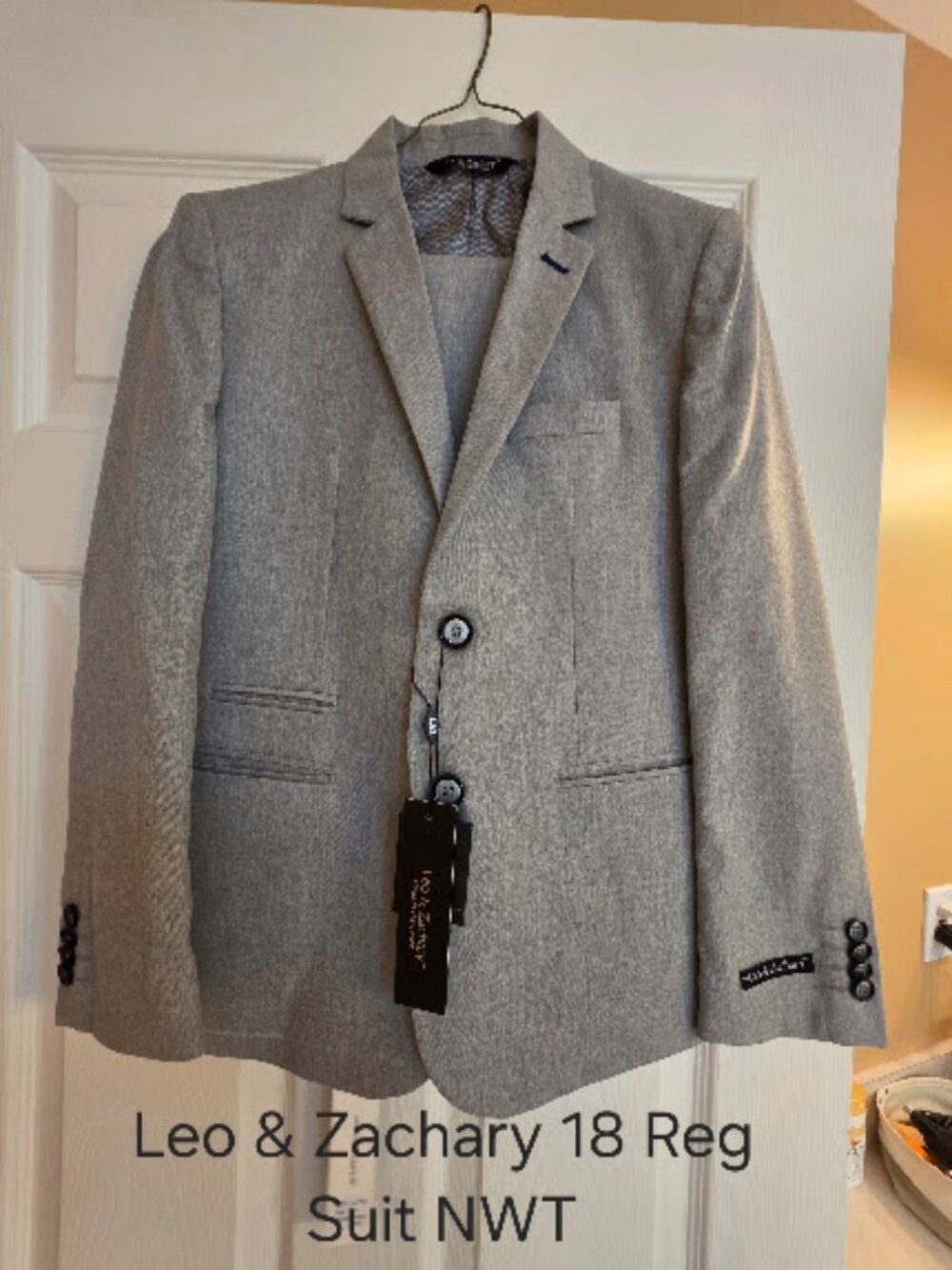 NWT Boys Suit Sz 18 reg, Leo & Zachary, grey